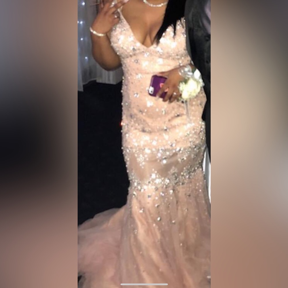 NEW CONDITION DRESS WORN ONCE IF YOU WANT MORE CLEAR PICS SEND ME A TEXT !